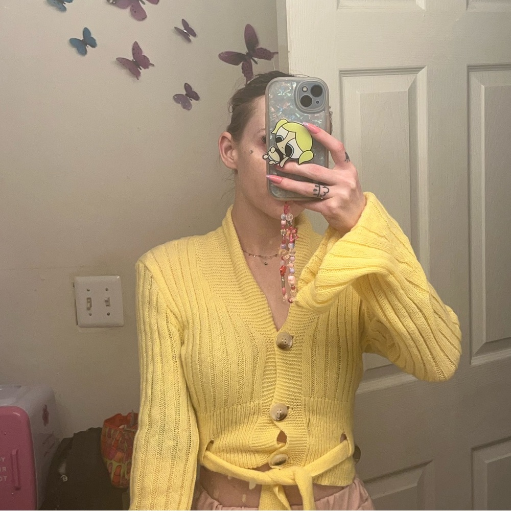 Yellow sweater - Picture 3 of 5